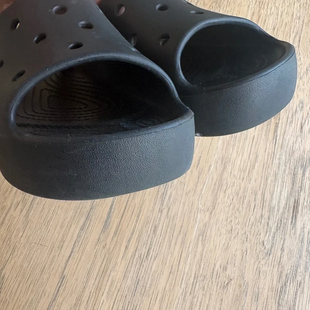 CROCS excellent barely